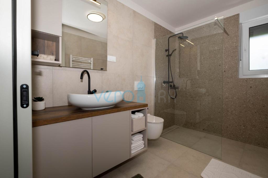 Isola di Krk, Città di Krk, ampio dintorni, moderna casa indipendente, piscina, giardino, vendita