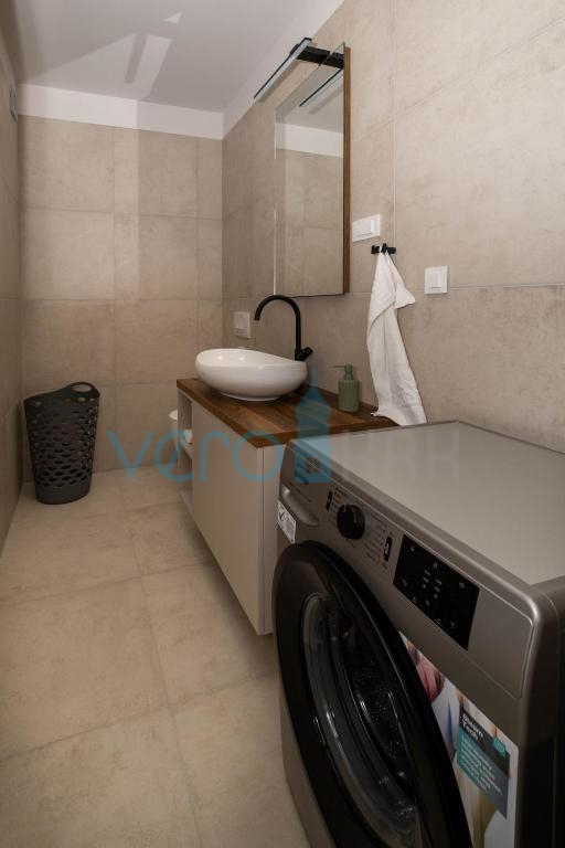 Isola di Krk, Città di Krk, ampio dintorni, moderna casa indipendente, piscina, giardino, vendita