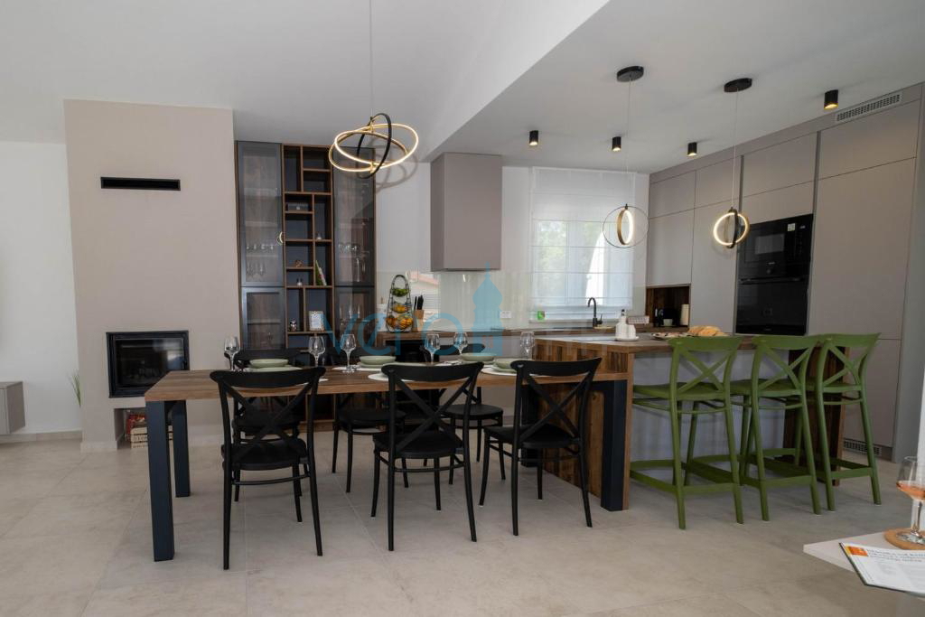 Isola di Krk, Città di Krk, ampio dintorni, moderna casa indipendente, piscina, giardino, vendita