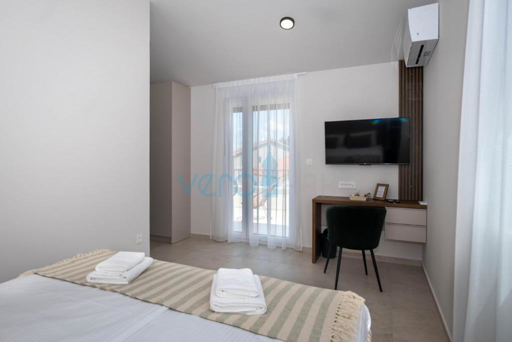 Isola di Krk, Città di Krk, ampio dintorni, moderna casa indipendente, piscina, giardino, vendita