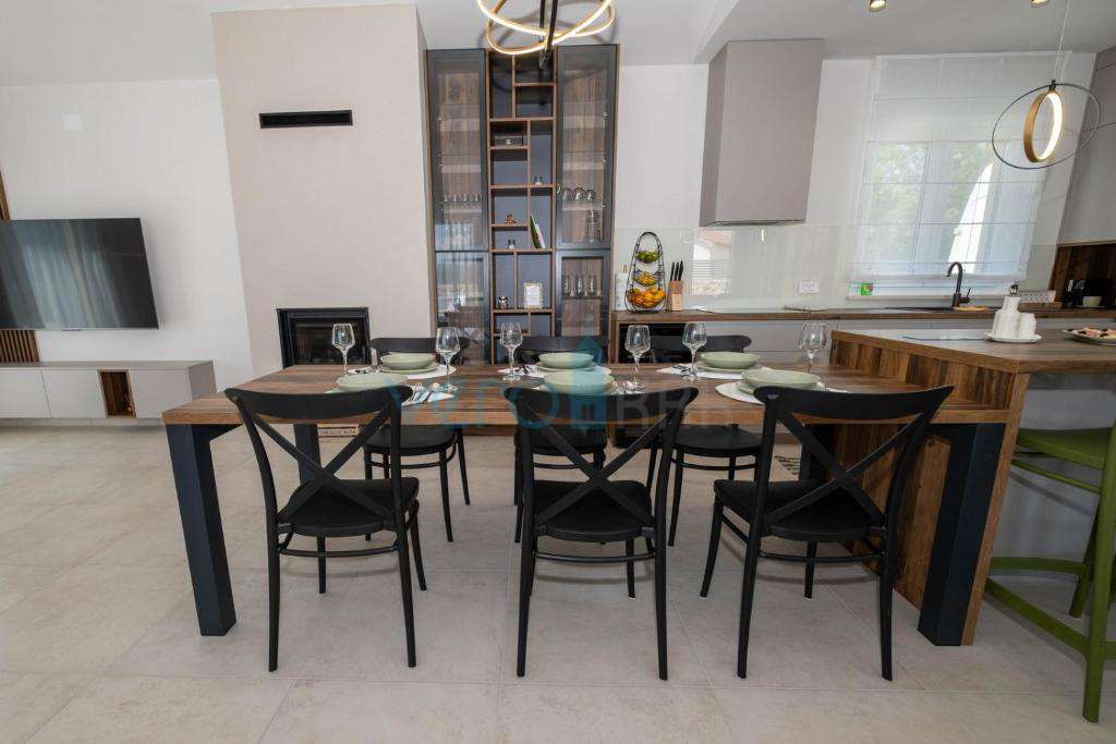 Isola di Krk, Città di Krk, ampio dintorni, moderna casa indipendente, piscina, giardino, vendita