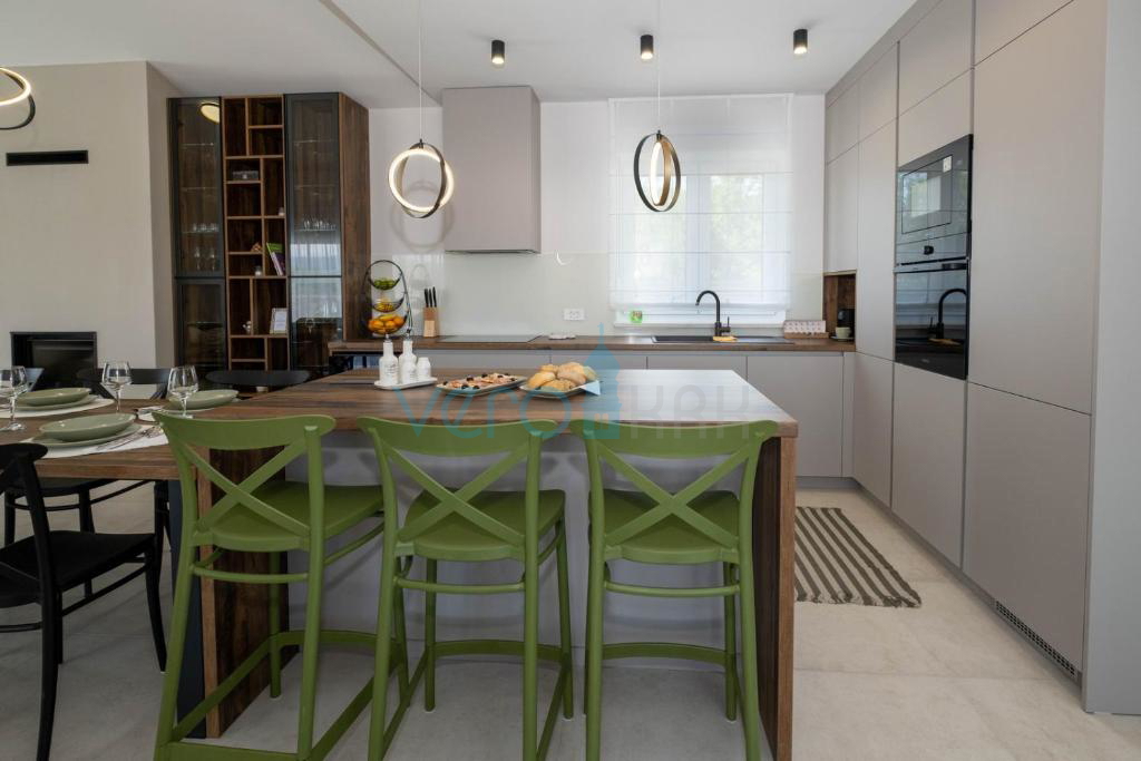 Isola di Krk, Città di Krk, ampio dintorni, moderna casa indipendente, piscina, giardino, vendita