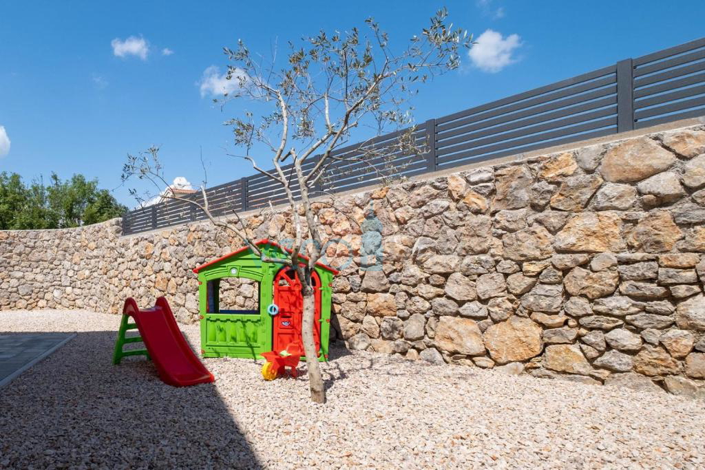 Isola di Krk, Città di Krk, ampio dintorni, moderna casa indipendente, piscina, giardino, vendita