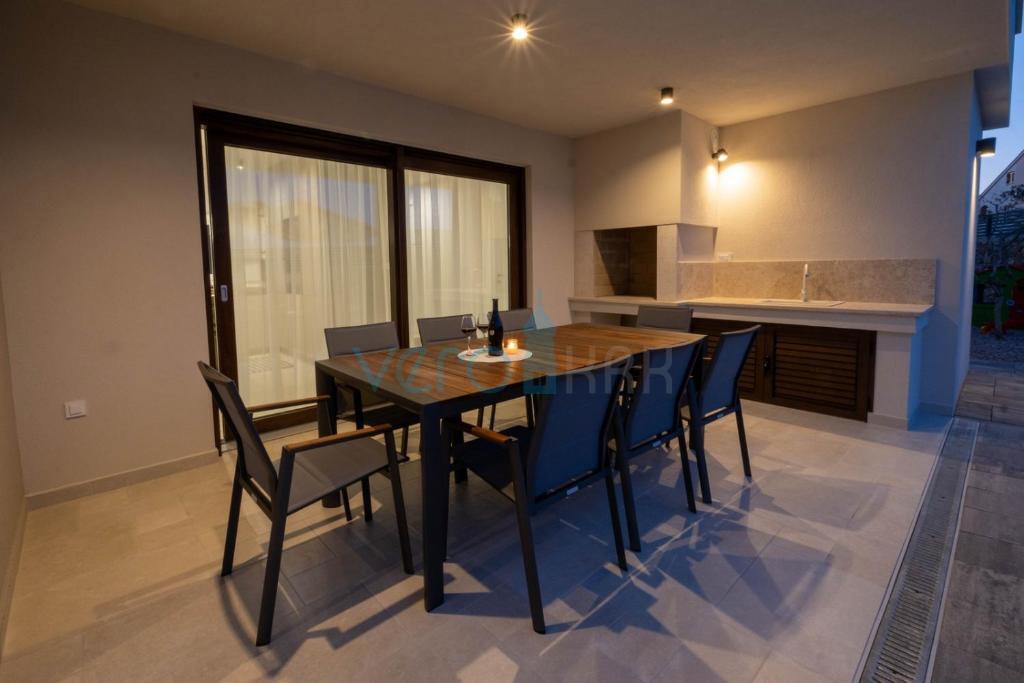 Isola di Krk, Città di Krk, ampio dintorni, moderna casa indipendente, piscina, giardino, vendita