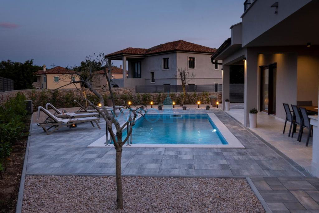 Isola di Krk, Città di Krk, ampio dintorni, moderna casa indipendente, piscina, giardino, vendita