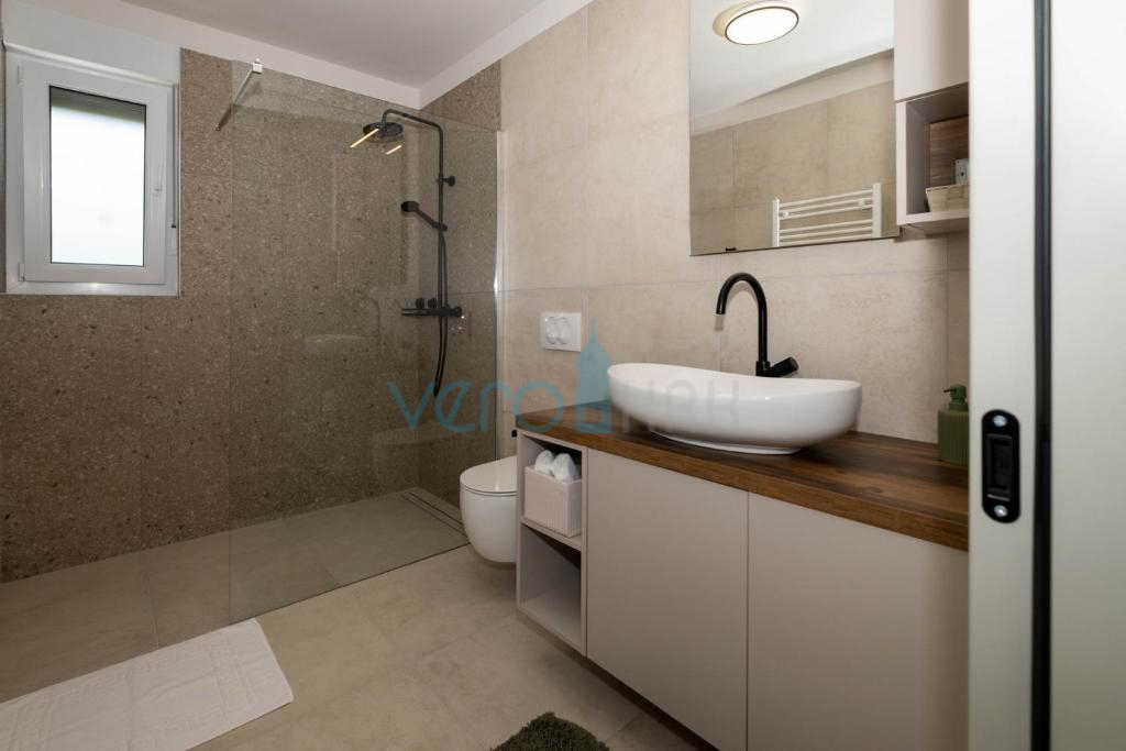 Isola di Krk, Città di Krk, ampio dintorni, moderna casa indipendente, piscina, giardino, vendita