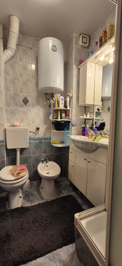 Città di Krk, isola di Krk, casa bifamiliare con 3 appartamenti, vista, giardino, vendita