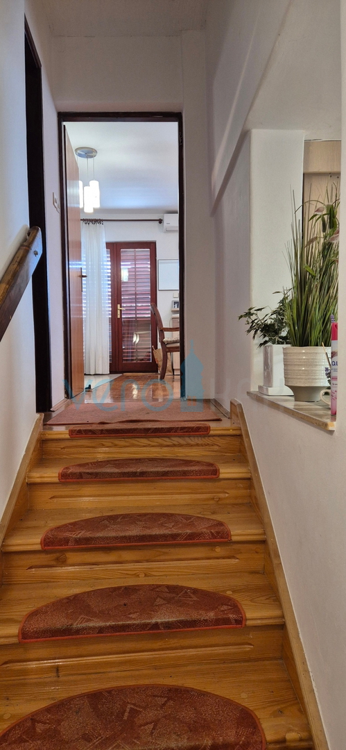 Città di Krk, isola di Krk, casa bifamiliare con 3 appartamenti, vista, giardino, vendita