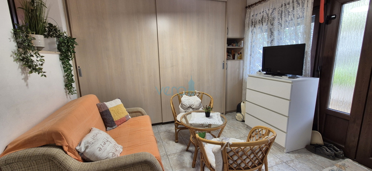 Città di Krk, isola di Krk, casa bifamiliare con 3 appartamenti, vista, giardino, vendita