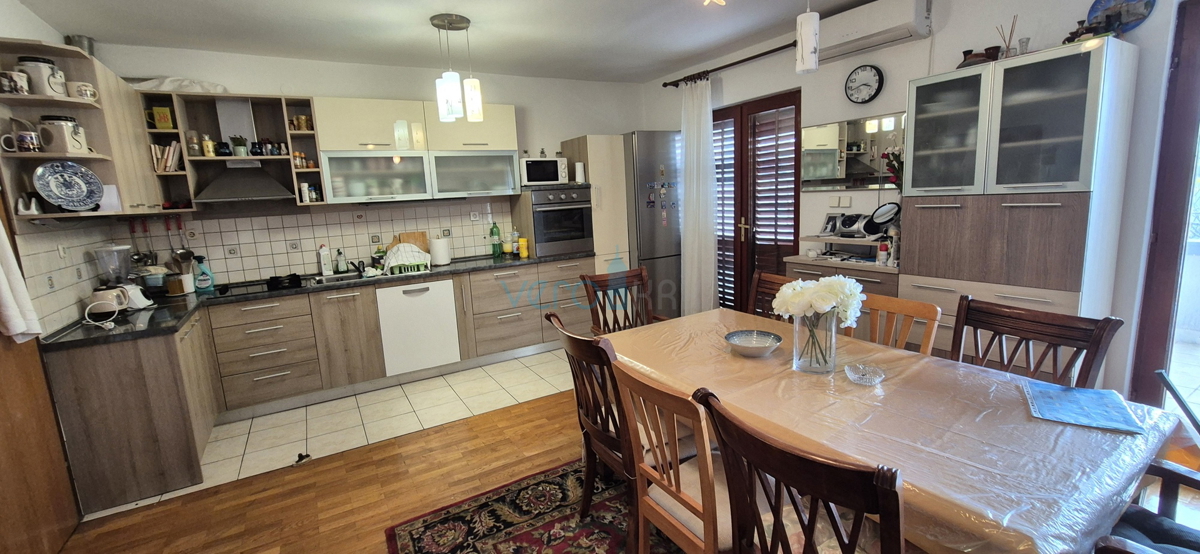 Città di Krk, isola di Krk, casa bifamiliare con 3 appartamenti, vista, giardino, vendita