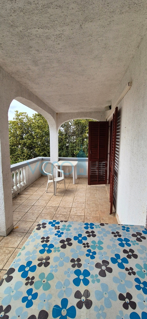 Città di Krk, isola di Krk, casa bifamiliare con 3 appartamenti, vista, giardino, vendita