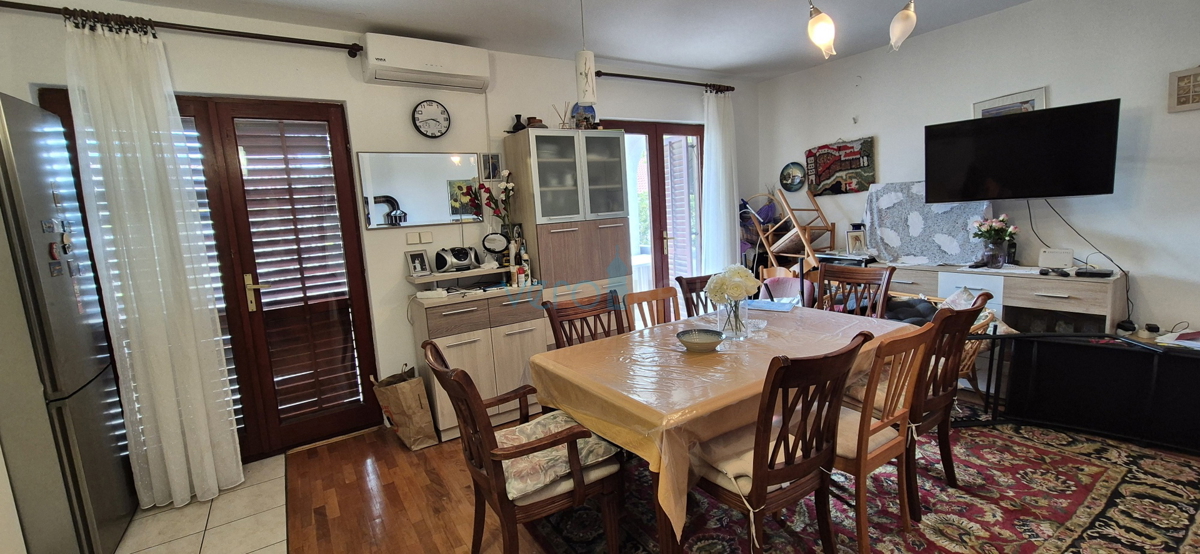 Città di Krk, isola di Krk, casa bifamiliare con 3 appartamenti, vista, giardino, vendita