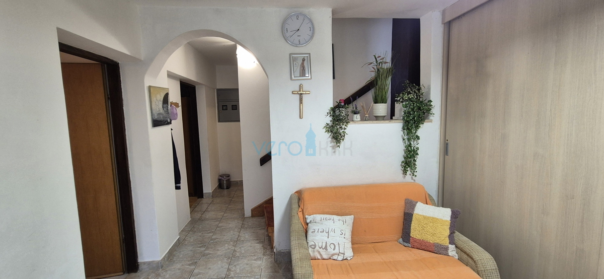 Città di Krk, isola di Krk, casa bifamiliare con 3 appartamenti, vista, giardino, vendita