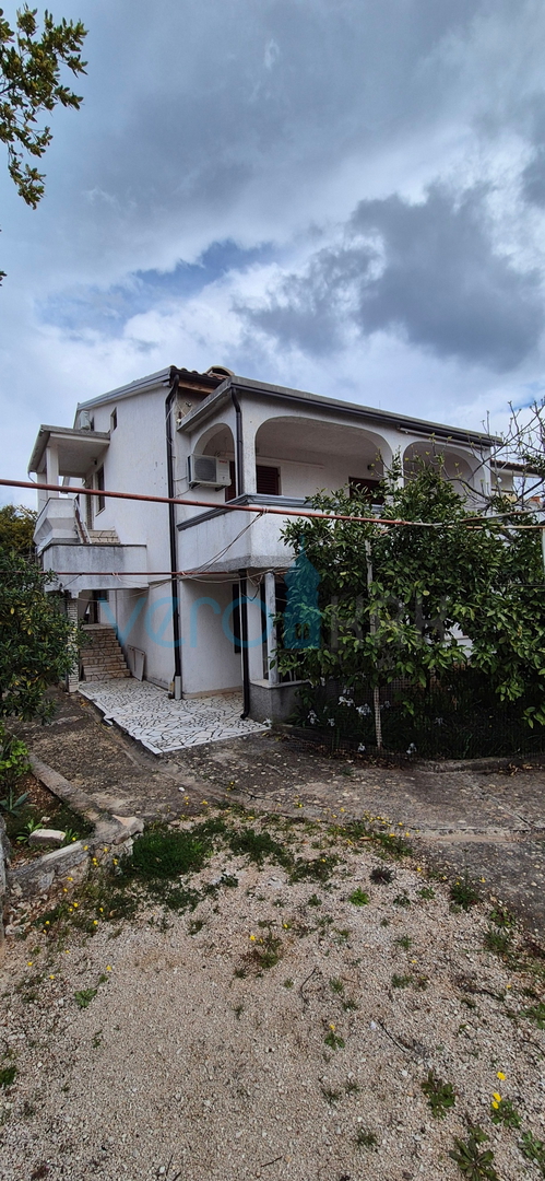 Città di Krk, isola di Krk, casa bifamiliare con 3 appartamenti, vista, giardino, vendita