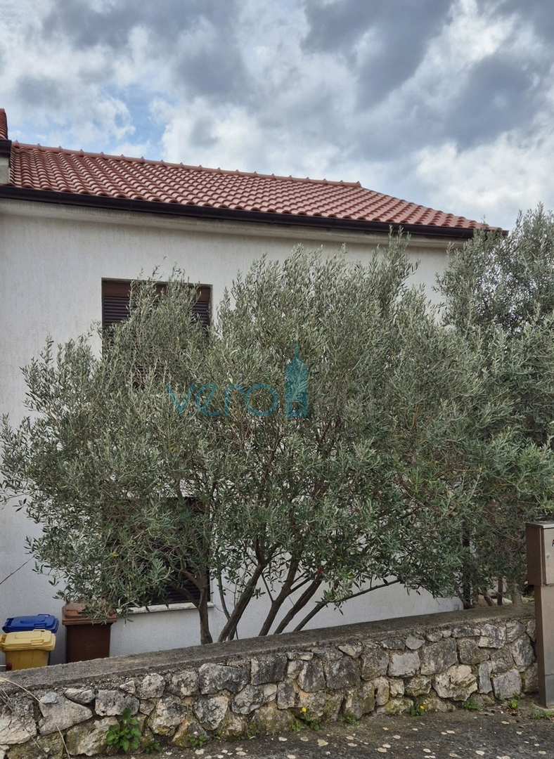 Città di Krk, isola di Krk, casa bifamiliare con 3 appartamenti, vista, giardino, vendita