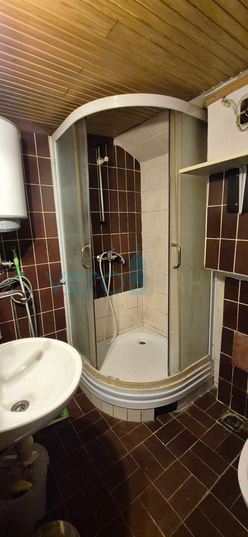 Città di Krk, isola di Krk, casa bifamiliare con 3 appartamenti, vista, giardino, vendita