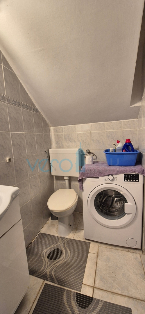 Città di Krk, isola di Krk, casa bifamiliare con 3 appartamenti, vista, giardino, vendita