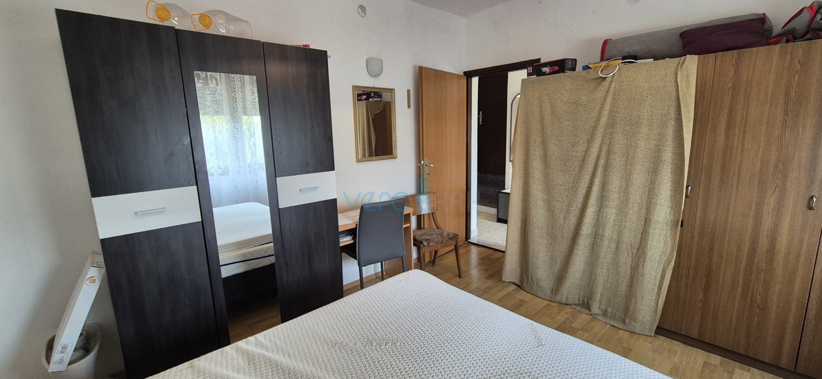 Città di Krk, isola di Krk, casa bifamiliare con 3 appartamenti, vista, giardino, vendita