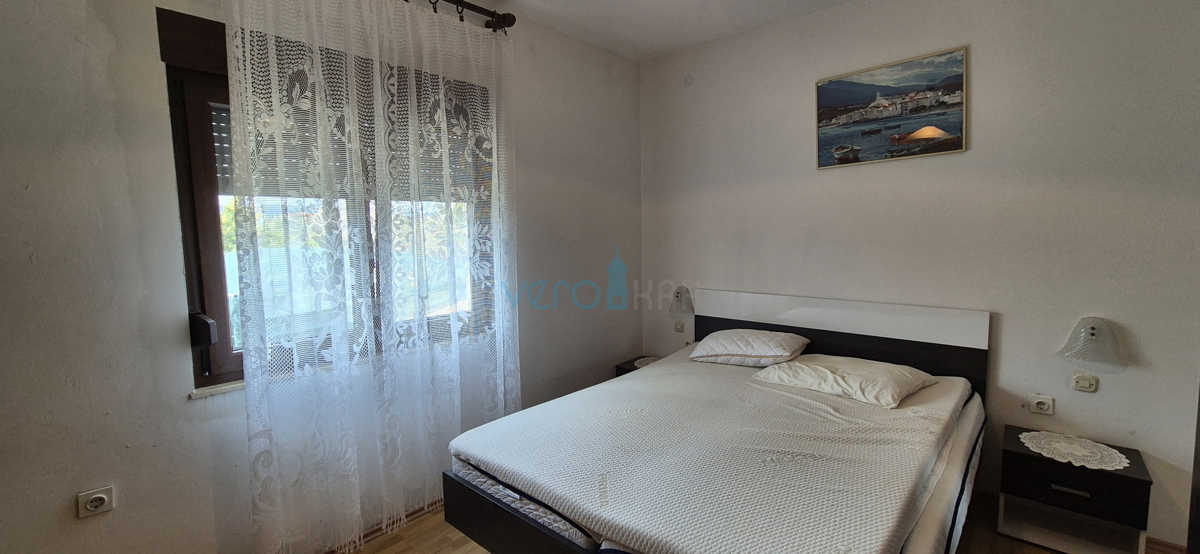 Città di Krk, isola di Krk, casa bifamiliare con 3 appartamenti, vista, giardino, vendita