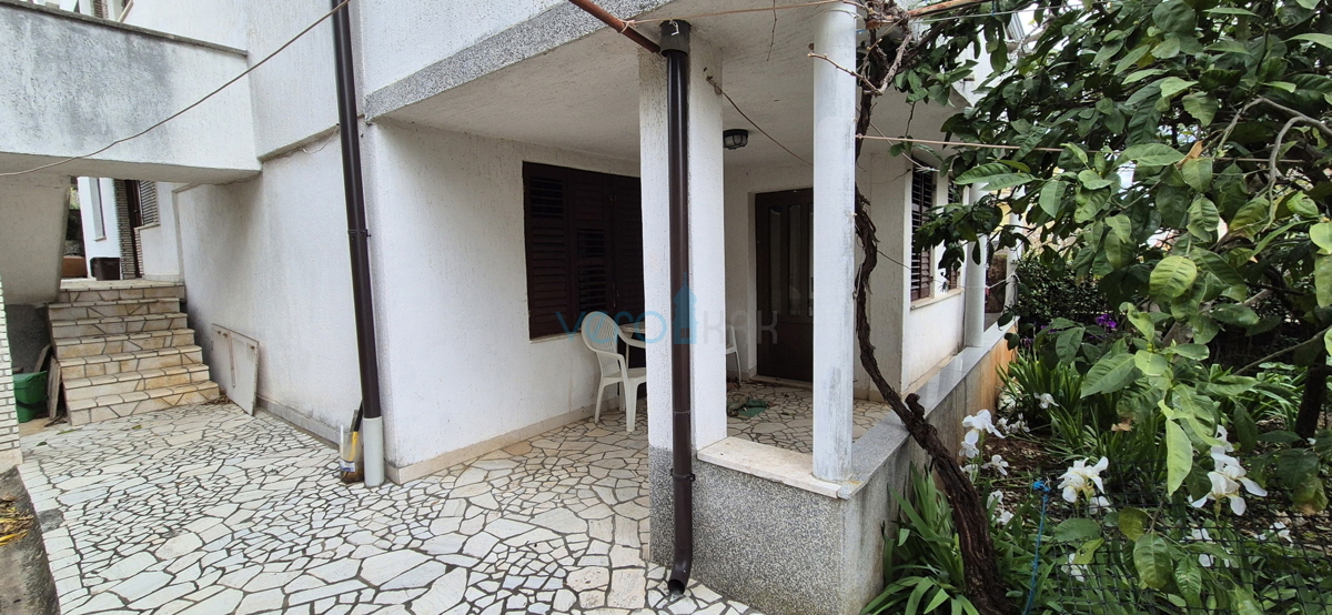 Città di Krk, isola di Krk, casa bifamiliare con 3 appartamenti, vista, giardino, vendita