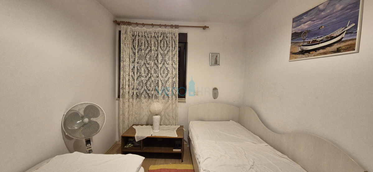 Città di Krk, isola di Krk, casa bifamiliare con 3 appartamenti, vista, giardino, vendita