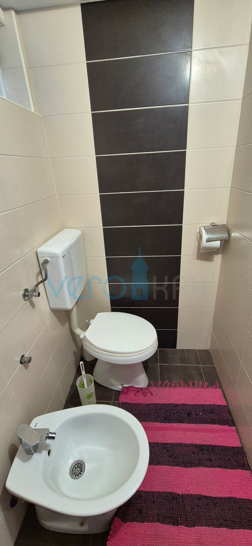 Città di Krk, isola di Krk, casa bifamiliare con 3 appartamenti, vista, giardino, vendita