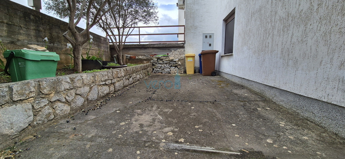 Città di Krk, isola di Krk, casa bifamiliare con 3 appartamenti, vista, giardino, vendita