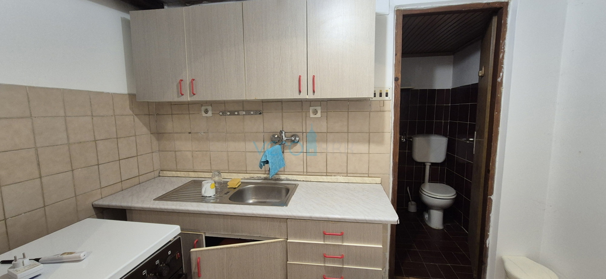 Città di Krk, isola di Krk, casa bifamiliare con 3 appartamenti, vista, giardino, vendita