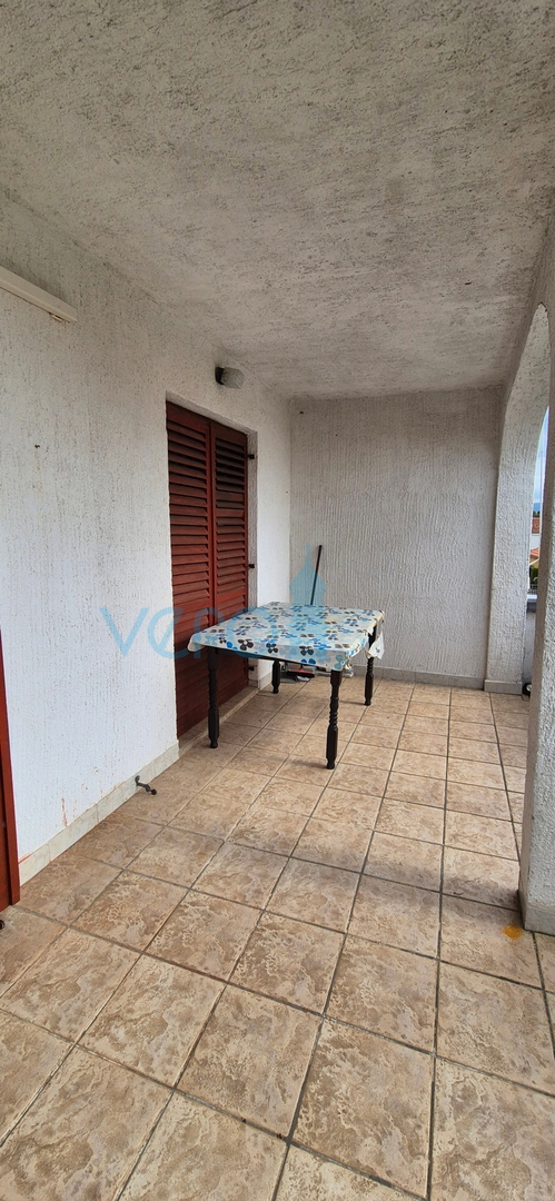 Città di Krk, isola di Krk, casa bifamiliare con 3 appartamenti, vista, giardino, vendita