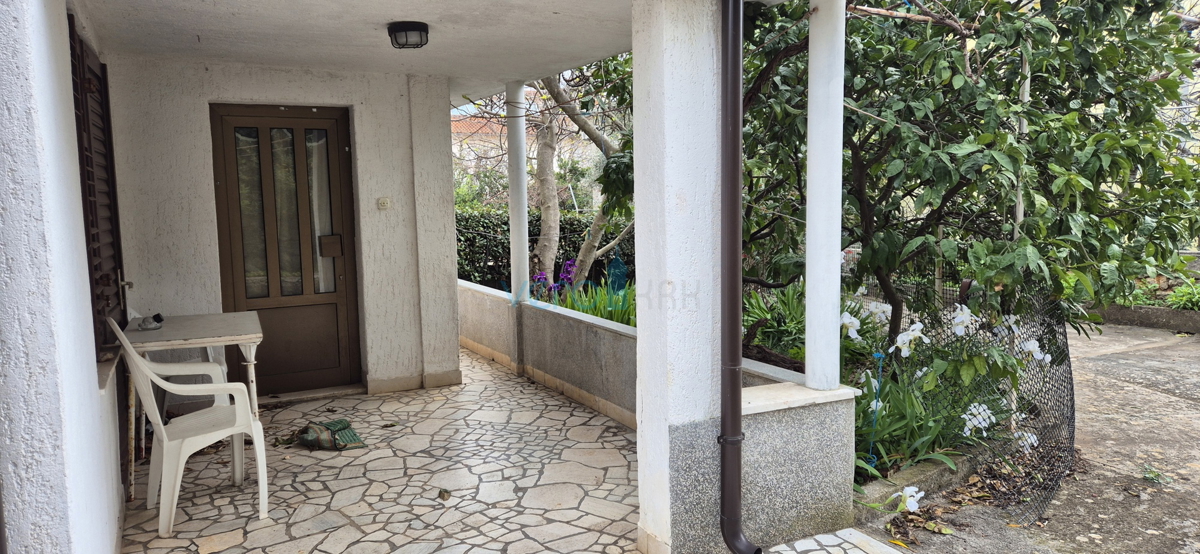 Città di Krk, isola di Krk, casa bifamiliare con 3 appartamenti, vista, giardino, vendita