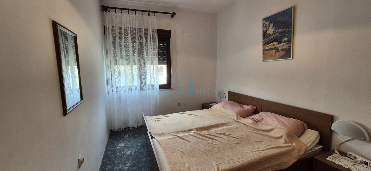 Città di Krk, isola di Krk, casa bifamiliare con 3 appartamenti, vista, giardino, vendita