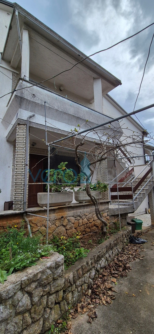 Città di Krk, isola di Krk, casa bifamiliare con 3 appartamenti, vista, giardino, vendita