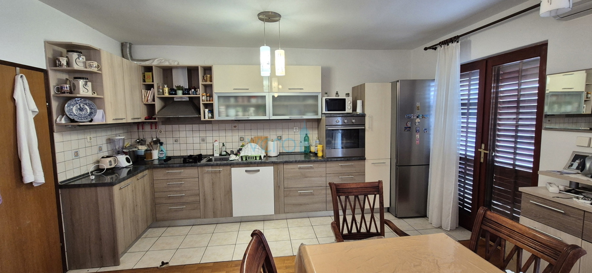 Città di Krk, isola di Krk, casa bifamiliare con 3 appartamenti, vista, giardino, vendita