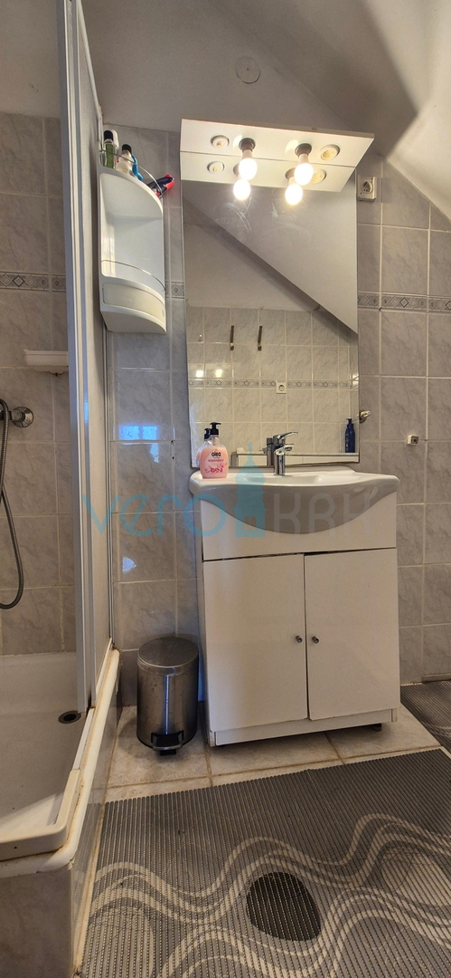 Città di Krk, isola di Krk, casa bifamiliare con 3 appartamenti, vista, giardino, vendita