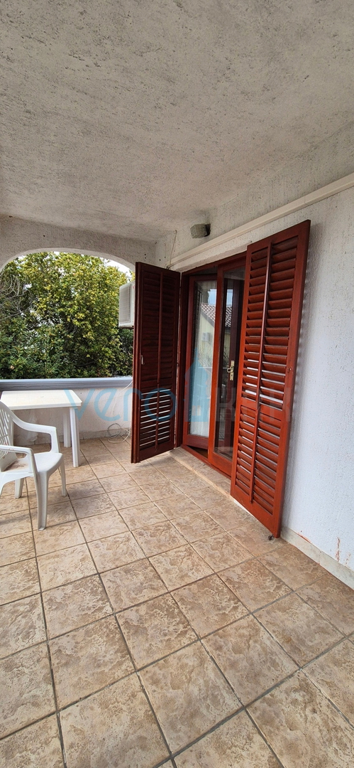 Città di Krk, isola di Krk, casa bifamiliare con 3 appartamenti, vista, giardino, vendita