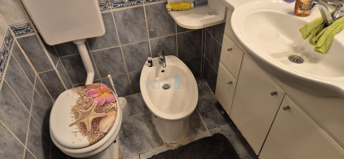 Città di Krk, isola di Krk, casa bifamiliare con 3 appartamenti, vista, giardino, vendita