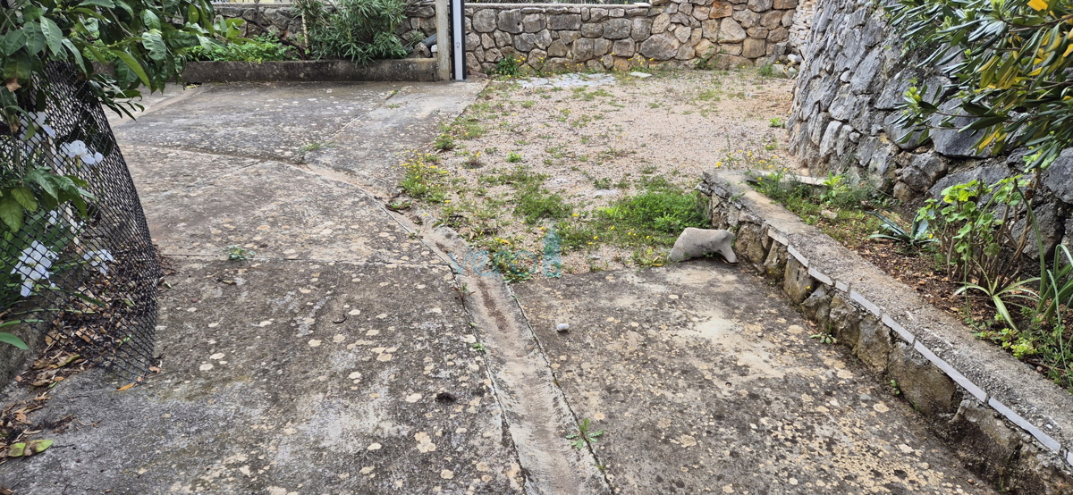 Città di Krk, isola di Krk, casa bifamiliare con 3 appartamenti, vista, giardino, vendita