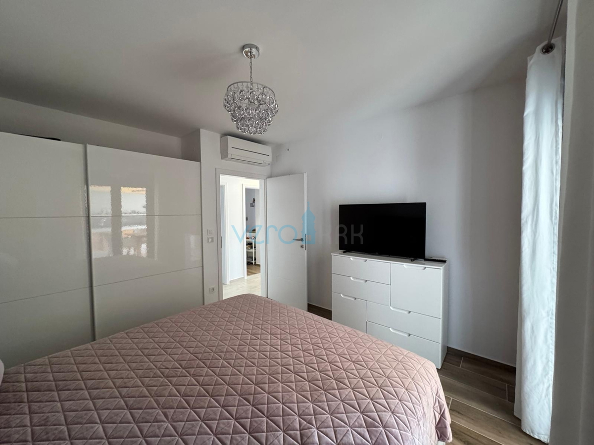 Omišalj, isola di Krk, moderno appartamento trilocale, 10 m dal mare, vista, giardino, vendita