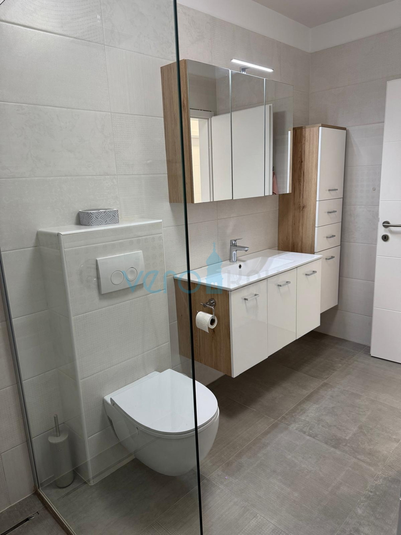 Omišalj, isola di Krk, moderno appartamento trilocale, 10 m dal mare, vista, giardino, vendita