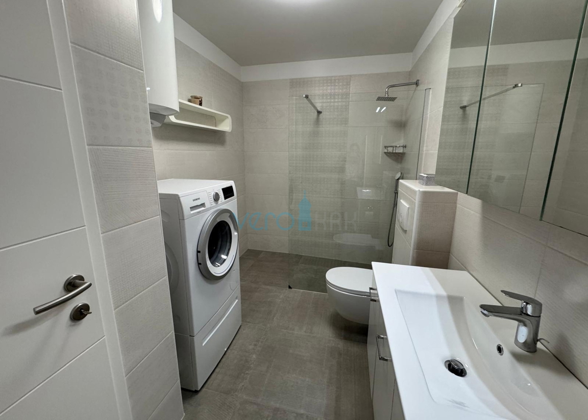 Omišalj, isola di Krk, moderno appartamento trilocale, 10 m dal mare, vista, giardino, vendita