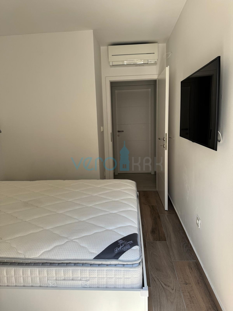 Omišalj, isola di Krk, moderno appartamento trilocale, 10 m dal mare, vista, giardino, vendita