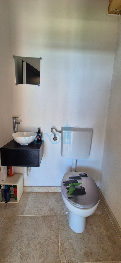 Omišalj, isola di Krk, moderno appartamento trilocale, 10 m dal mare, vista, giardino, vendita