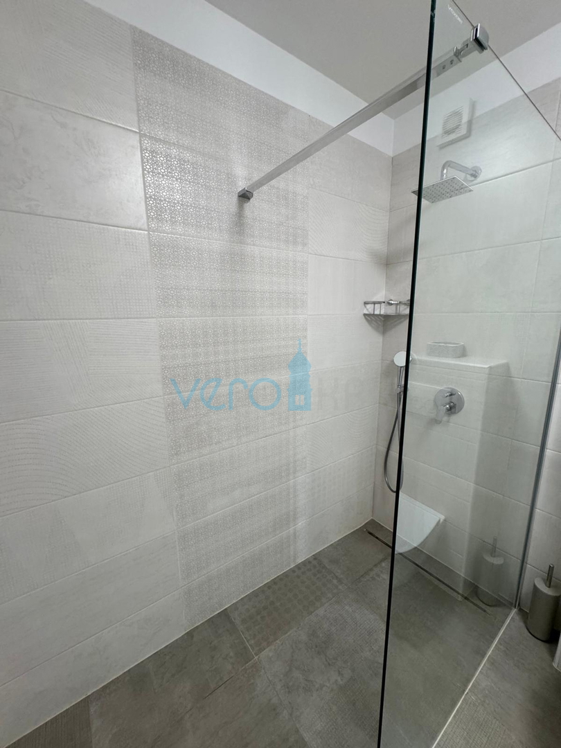 Omišalj, isola di Krk, moderno appartamento trilocale, 10 m dal mare, vista, giardino, vendita