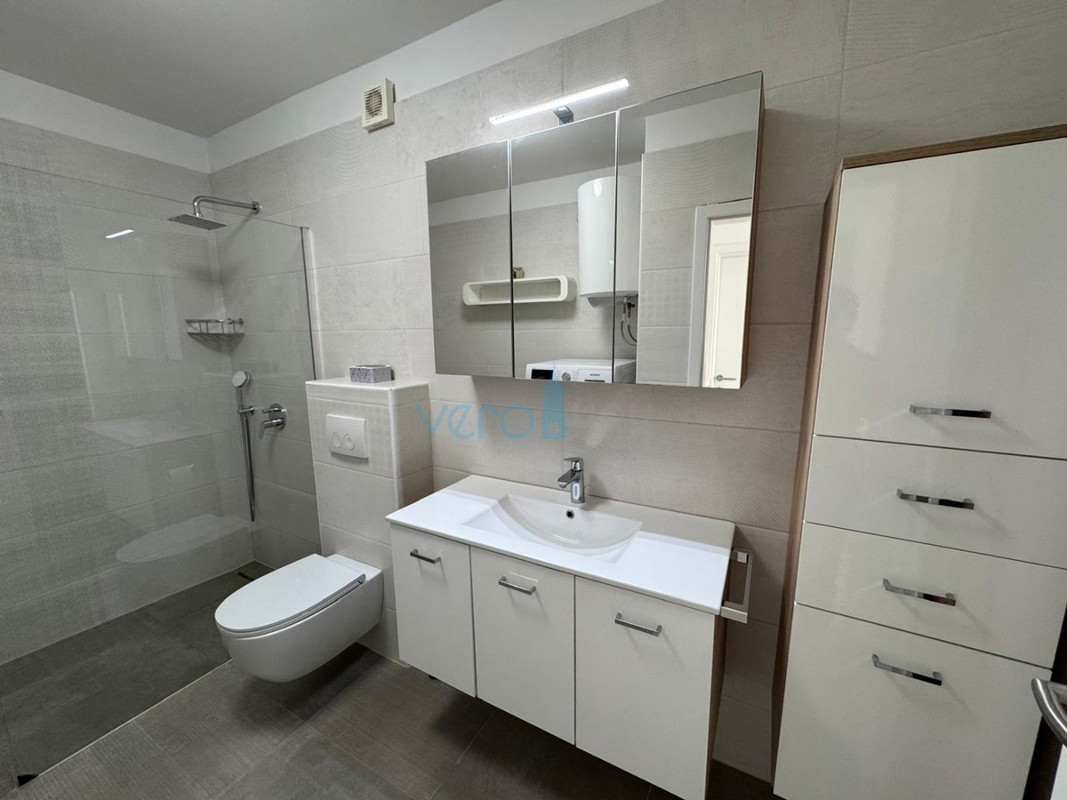 Omišalj, isola di Krk, moderno appartamento trilocale, 10 m dal mare, vista, giardino, vendita