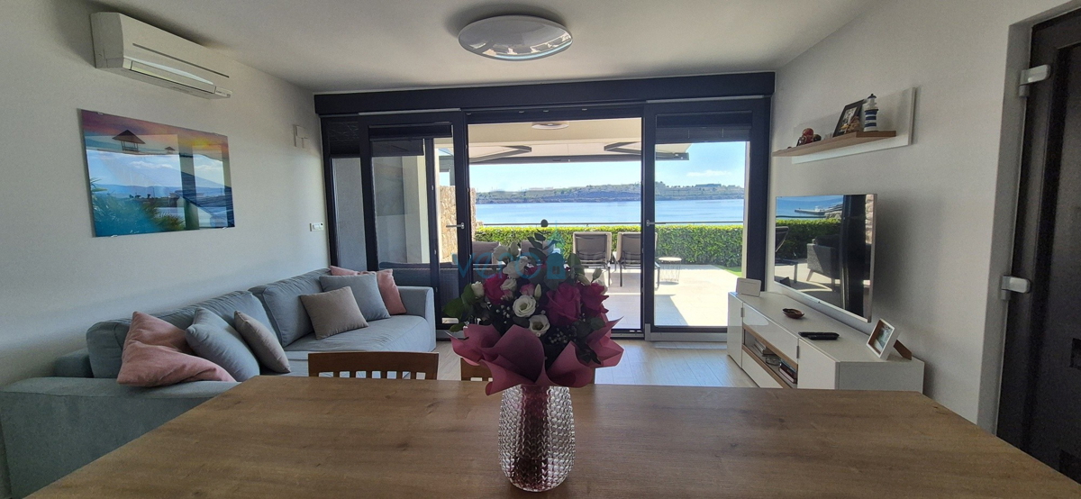 Omišalj, isola di Krk, moderno appartamento trilocale, 10 m dal mare, vista, giardino, vendita