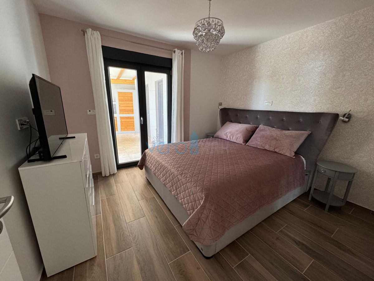 Omišalj, isola di Krk, moderno appartamento trilocale, 10 m dal mare, vista, giardino, vendita