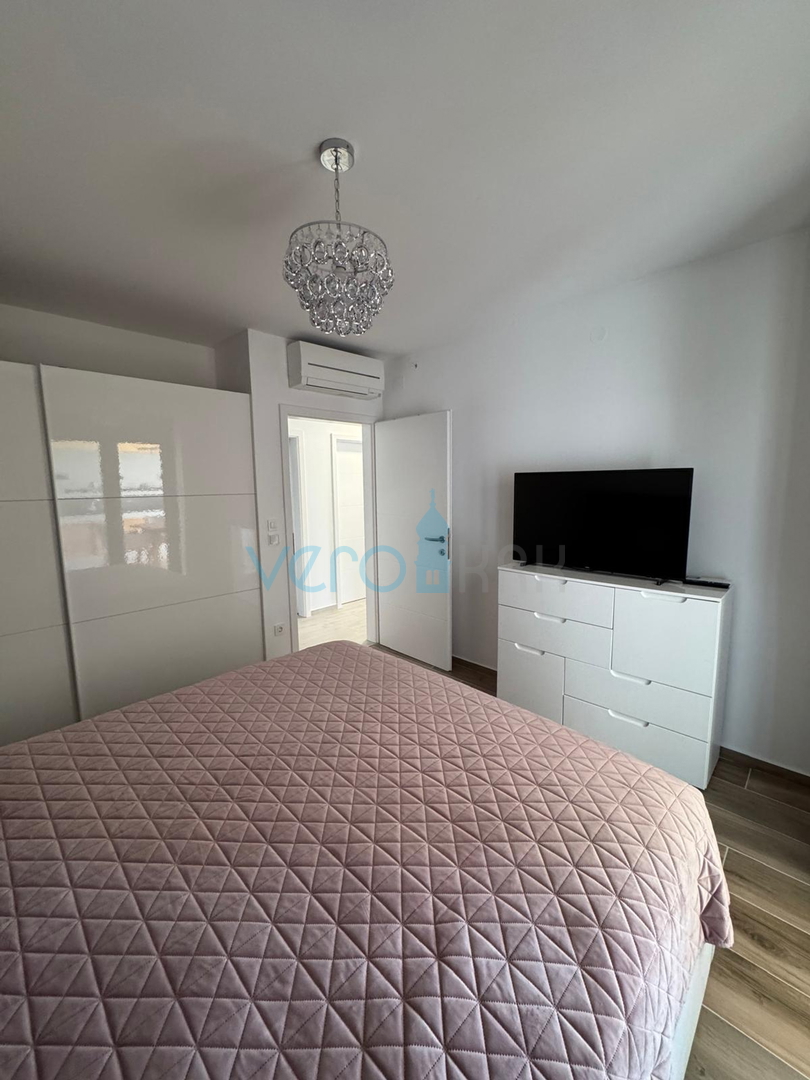 Omišalj, isola di Krk, moderno appartamento trilocale, 10 m dal mare, vista, giardino, vendita