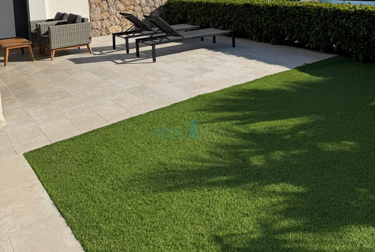 Omišalj, isola di Krk, moderno appartamento trilocale, 10 m dal mare, vista, giardino, vendita