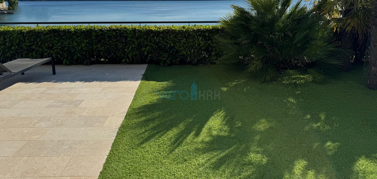 Omišalj, isola di Krk, moderno appartamento trilocale, 10 m dal mare, vista, giardino, vendita