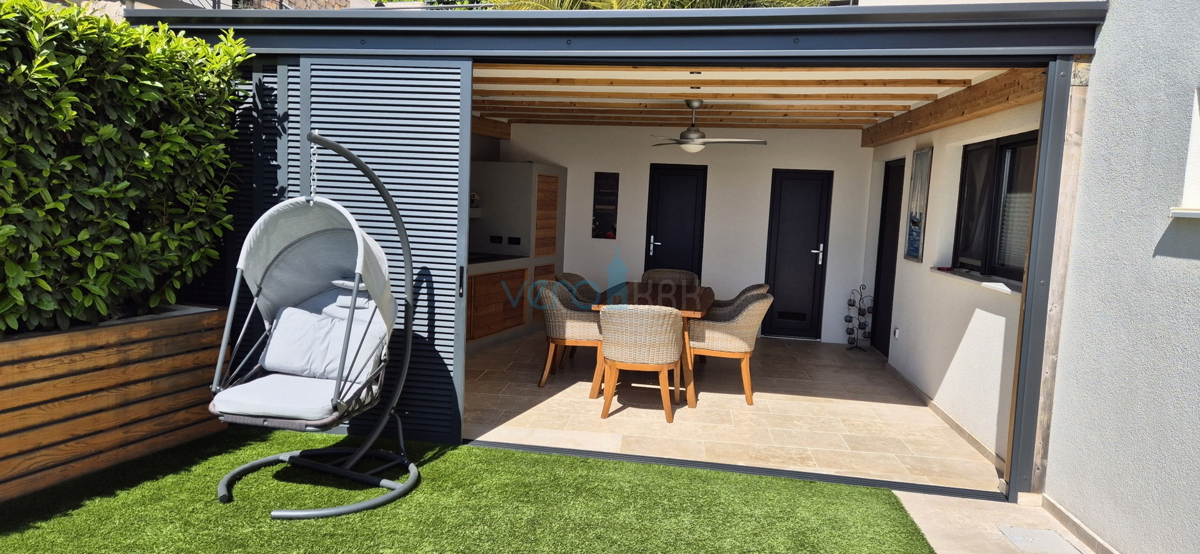 Omišalj, isola di Krk, moderno appartamento trilocale, 10 m dal mare, vista, giardino, vendita